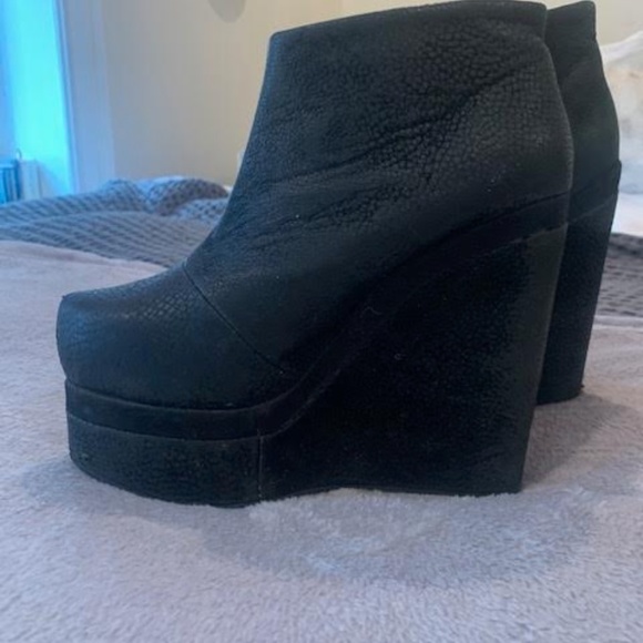 Black Platform heeled boots - Picture 3 of 3